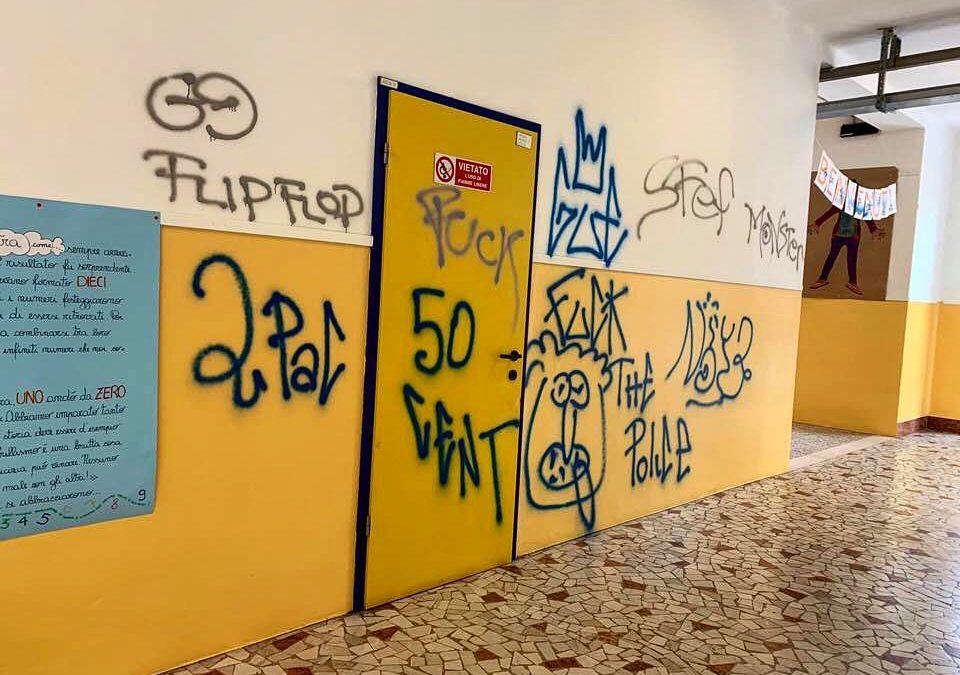 Vandali imbrattano scuola
