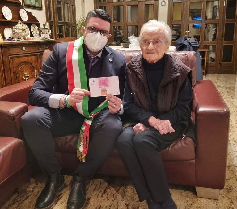 Tanti auguri alla signora Angela per i suoi 102 anni