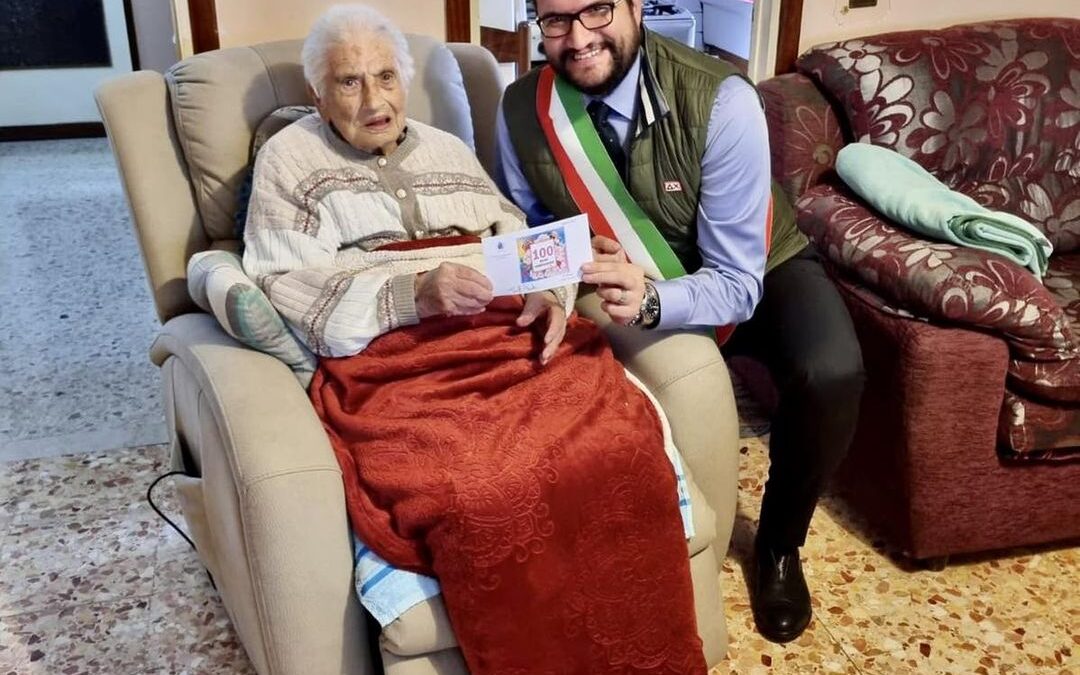 Tanti auguri alla signora Emilia per i suoi 100 anni