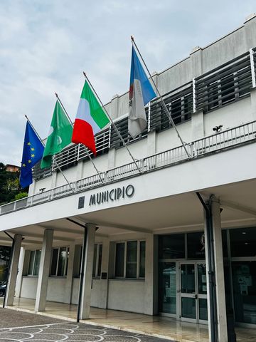 Nuove aste per bandiere al Municipio