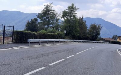 Posa dei nuovi guardrail in via Valsabbia