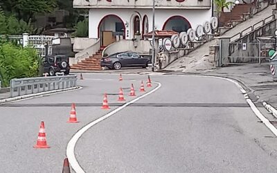 Prosegue la posa del nuovo guardrail in via Valsabbia