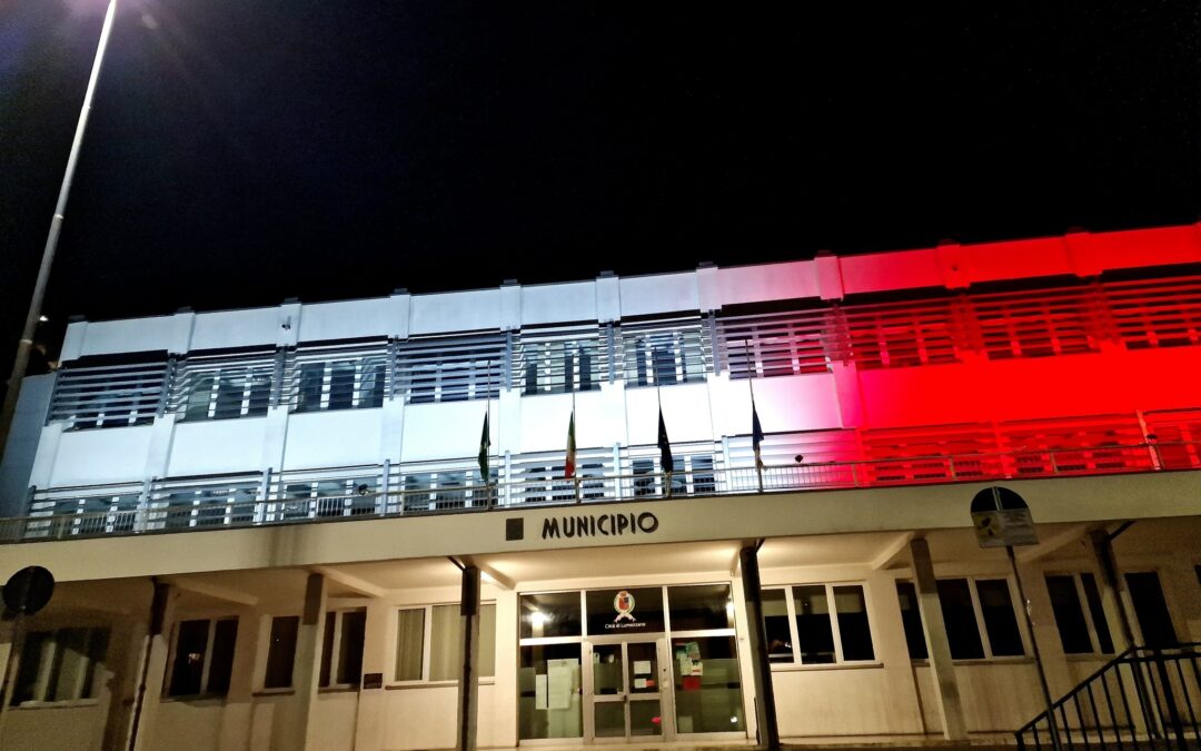 Municipio bianco-rosso per la campagna AIDO
