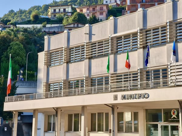 Nuove bandiere per il Municipio di Lumezzane