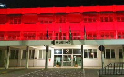 Municipio rosso per la campagna AIDO che promuove la donazione di organi, tessuti e cellule