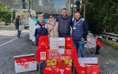Al mercato di San Sebastiano per promuovere la Mela di Aism