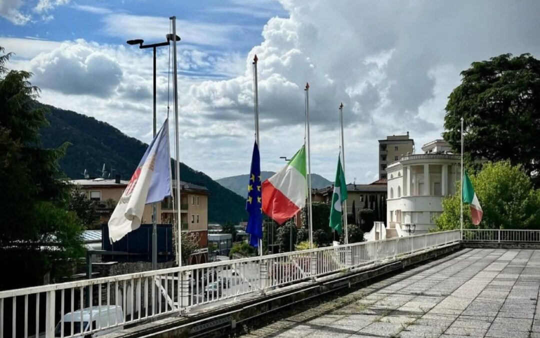 Bandiere a mezz’asta in omaggio ai tre Carabinieri tragicamente scomparsi a causa di un’esplosione